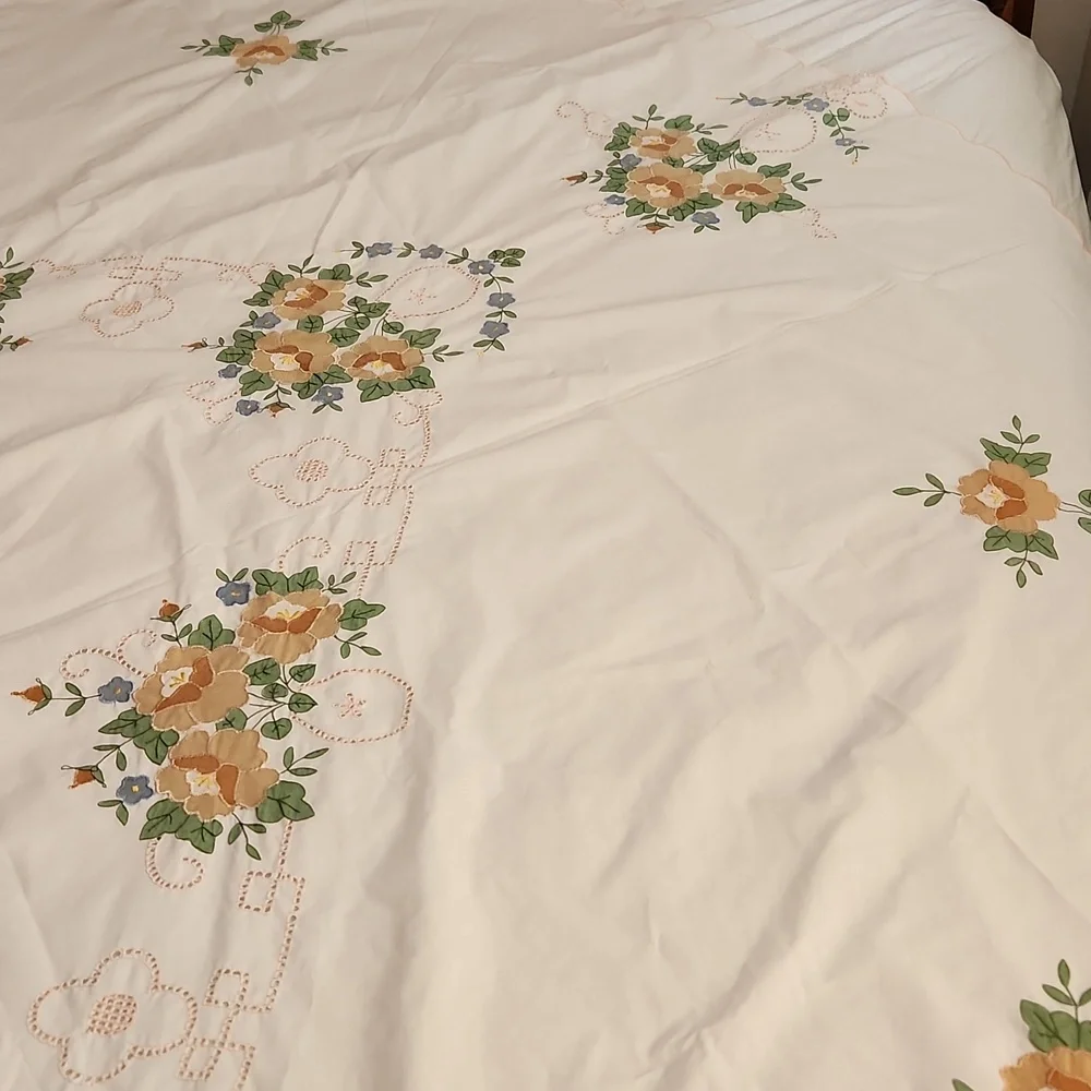Vintage Handmade Cotton Embroidered Applique Floral Tablecloth Oblong 68
